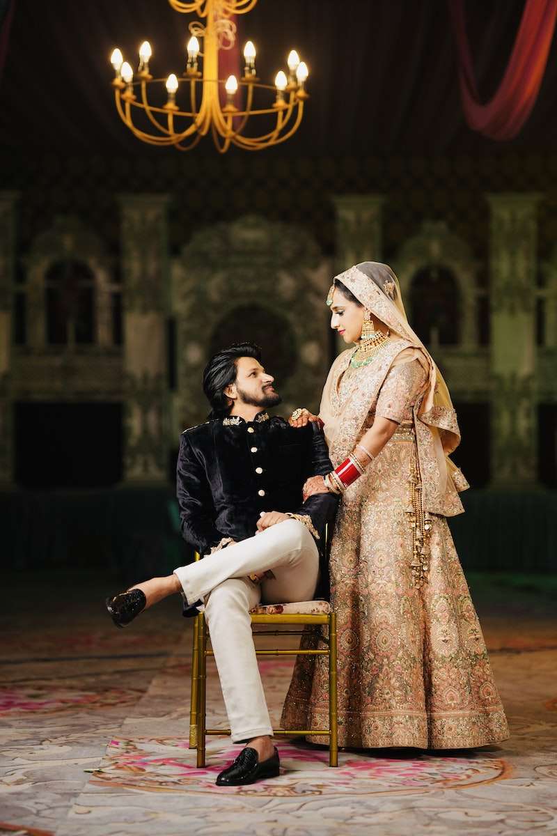 couple posing for wedding photoshoot in Srinagar Kashmir