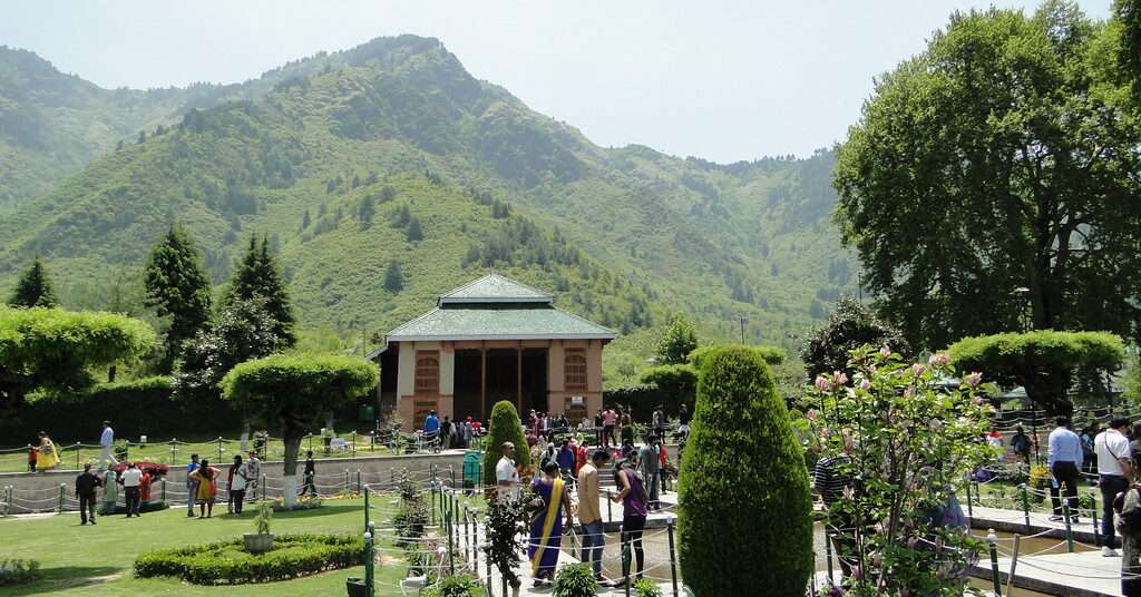 huge rush of tourist in Chashma shahi garden Srinagar