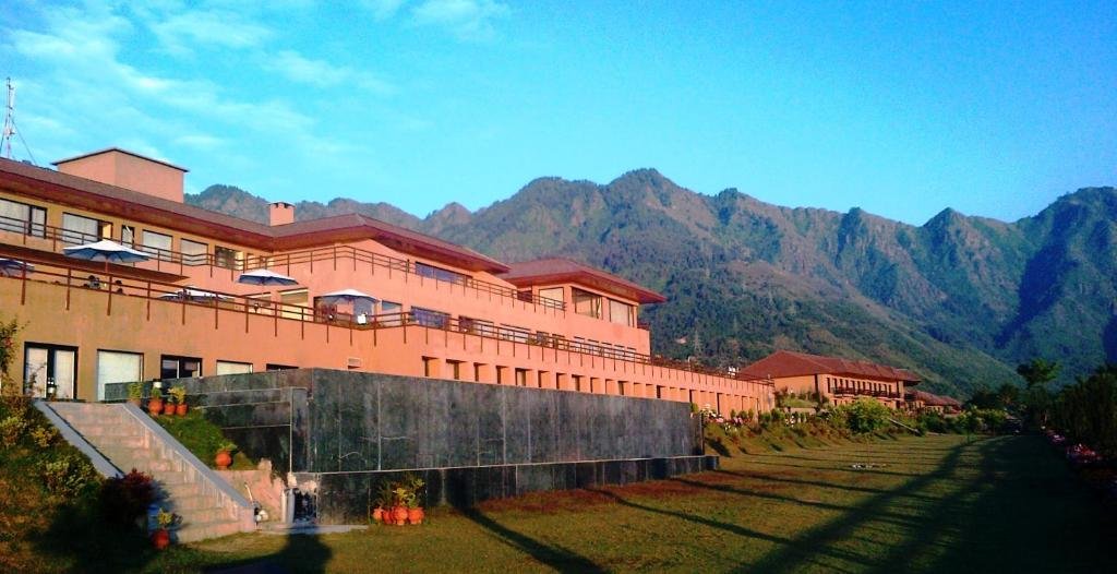 vivanta Hotel in srinagar - Hotels in kashmir