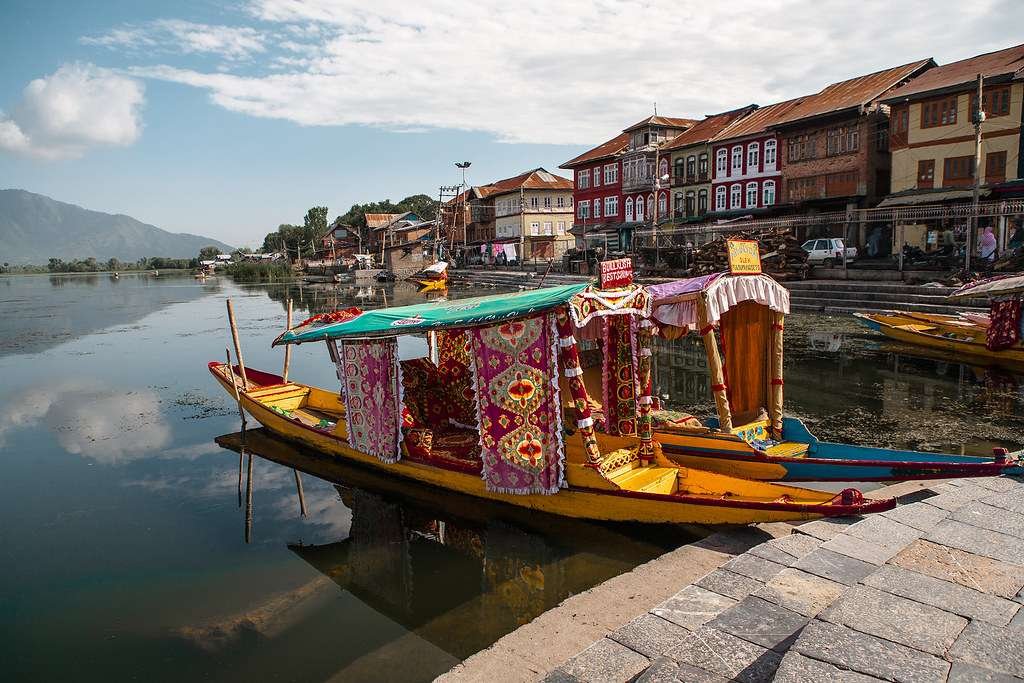 Shikara's waiting for tourists in dal lake srinagar | Kashmir in may