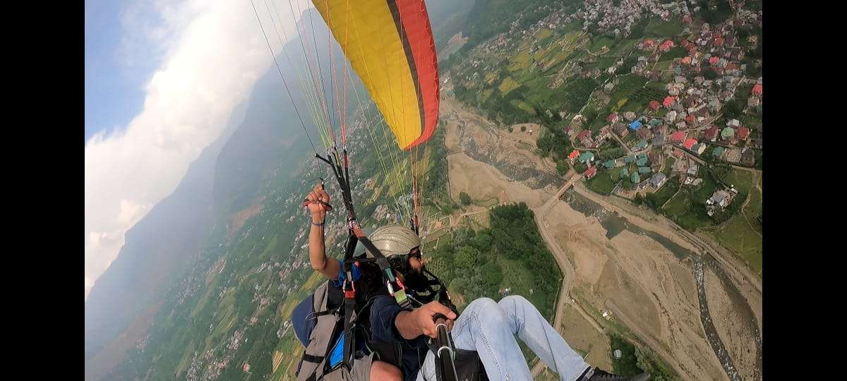 Paragliding booking in Srinagar by travel my kashmir