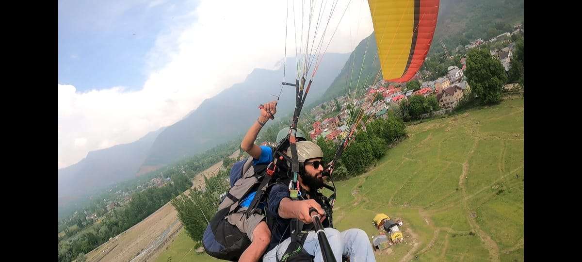 Paragliding in Astanmarg srinagar kashmir