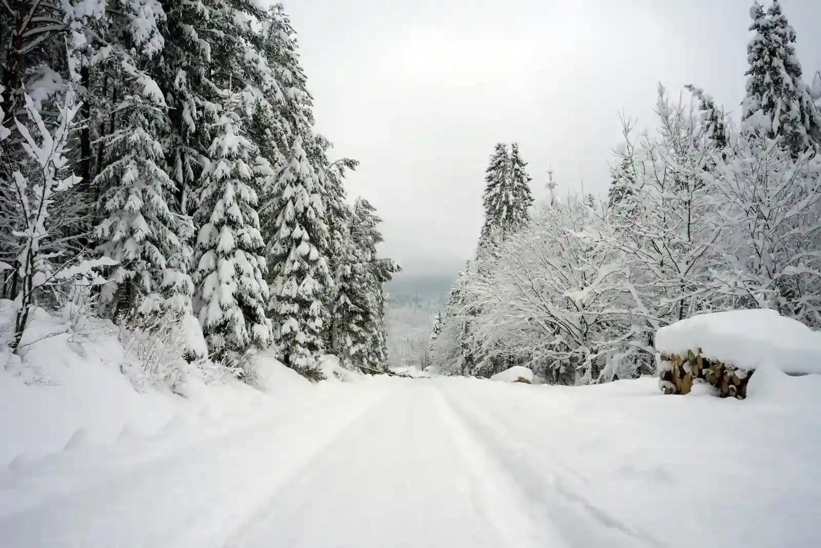 Snow in kashmir in the month of April