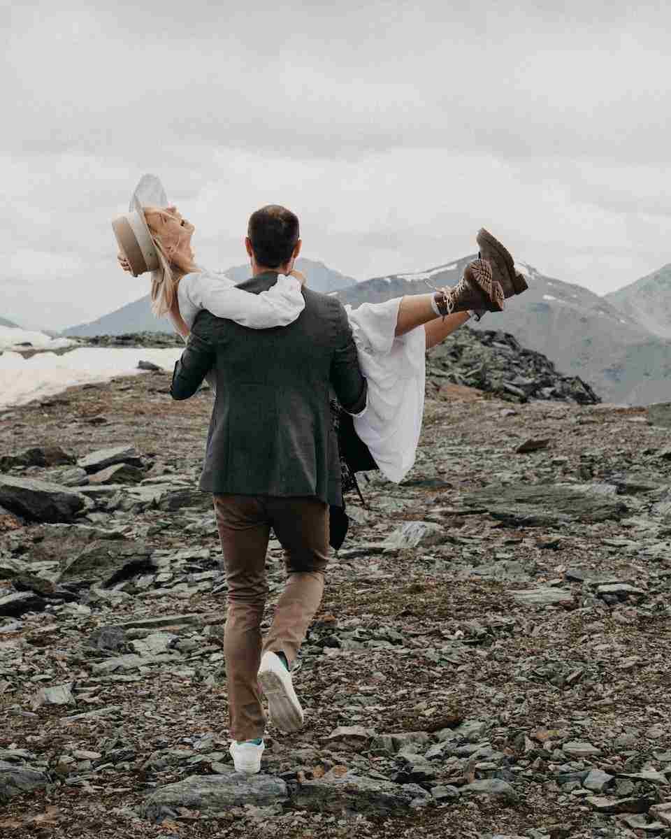 A couple enjoying the wedding photoshoot in Srinagar