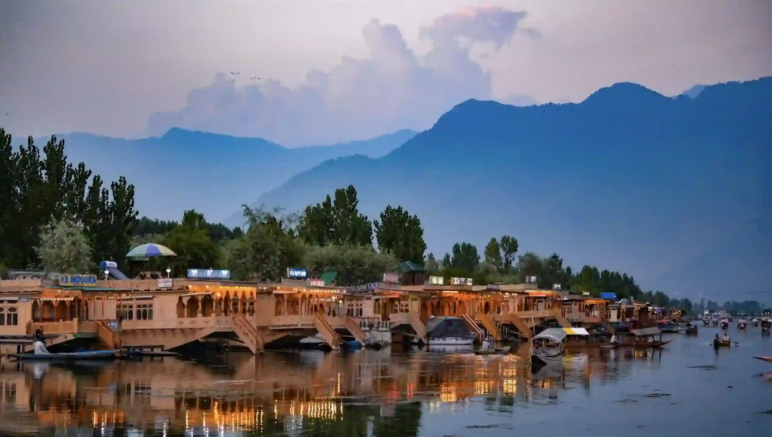 how are houseboats of kerala and kashmir different