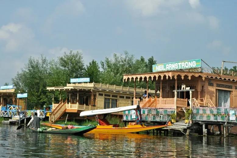 Houseboats on dal lake - top six facts about houseboat in srinagar