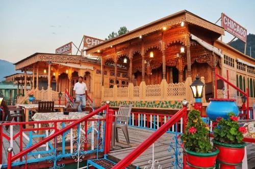 Chicago houseboat