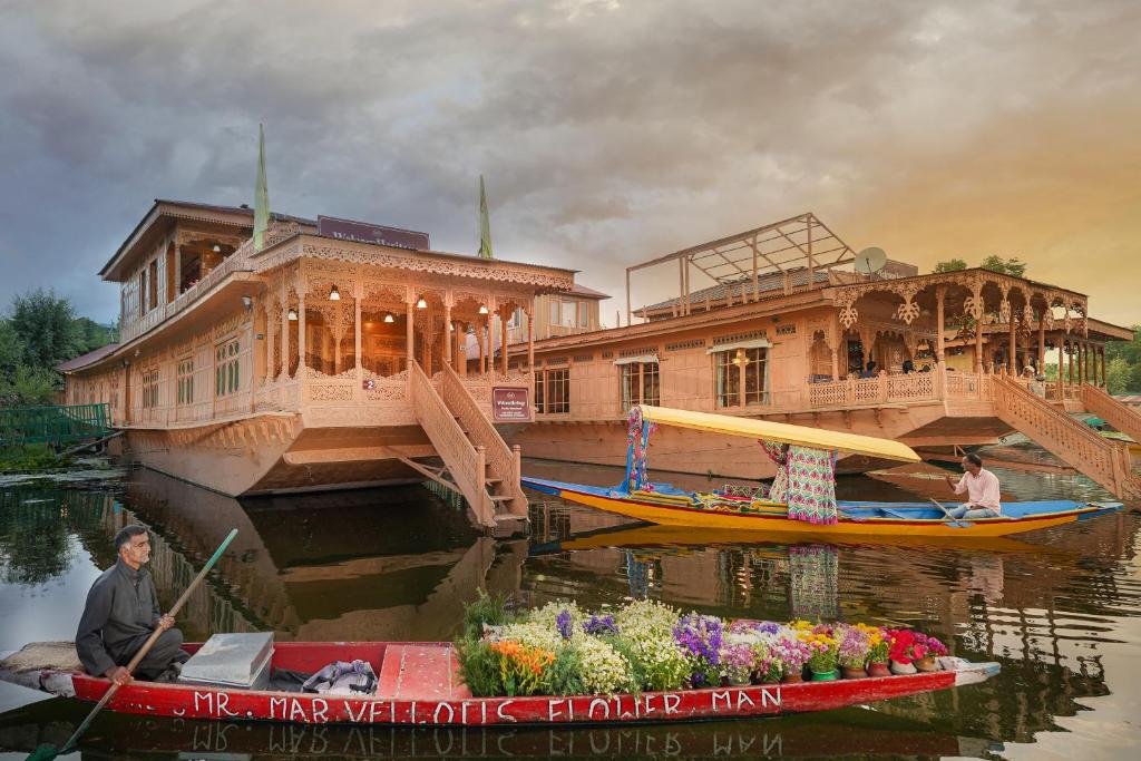 Gurkha Houseboat in Dal Lake1