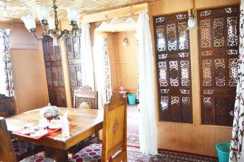 Young Pasadon Houseboat- Cheapest houseboat in srinagar