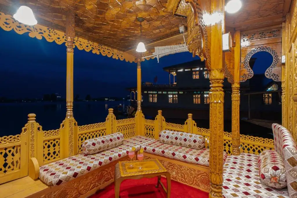 Dilnaaz group of houseboats- 3-Star Houseboats in Srinagar