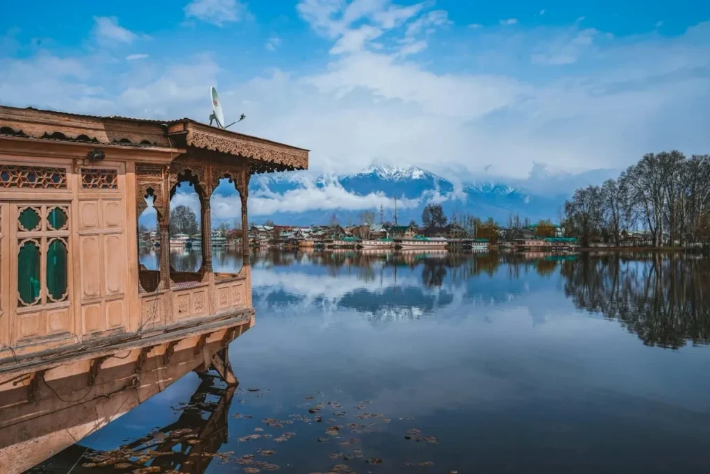 super deluxe houseboat in srinagar- Travel My Kashmir