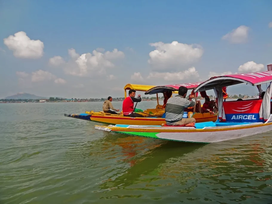 Shikara ride in Wular Lake (2)