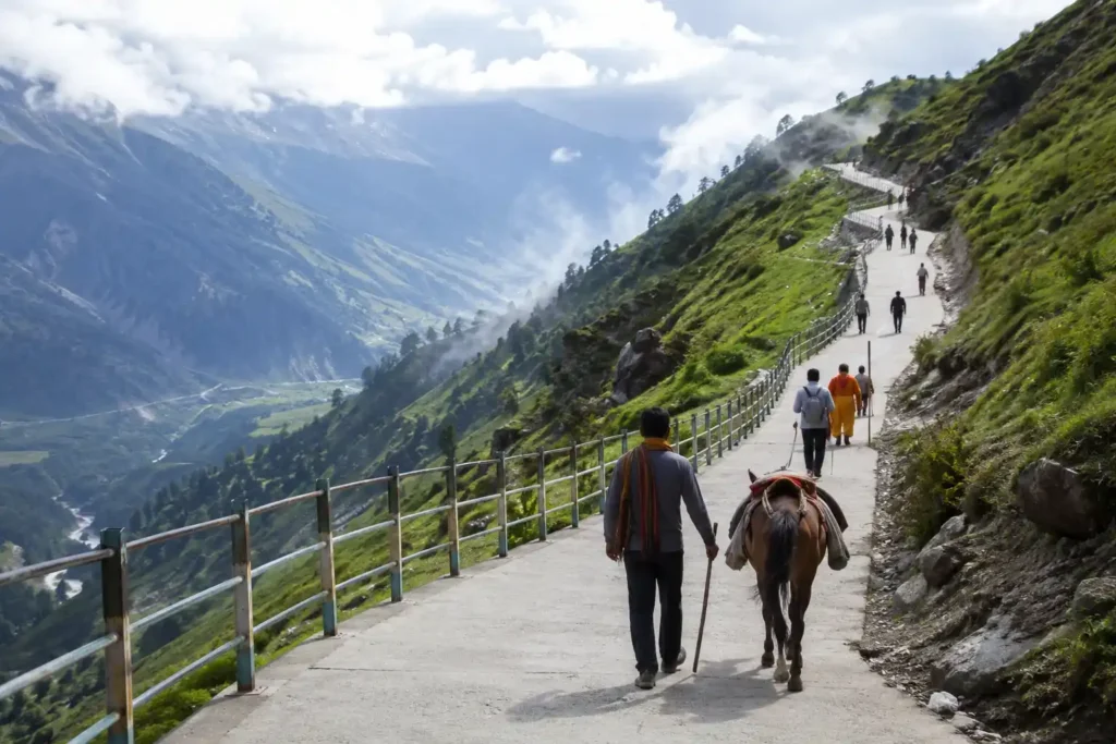 Paved 2.5 km path from Sanjichhat helipad to Vaishno Devi Bhawan