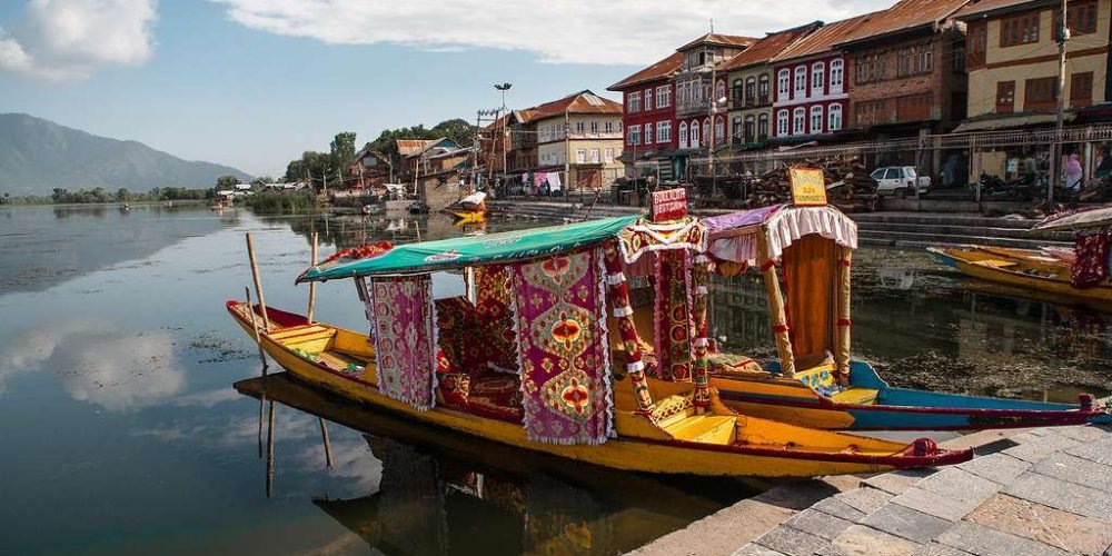 Shikara's waiting for tourists in dal lake srinagar | Kashmir in may