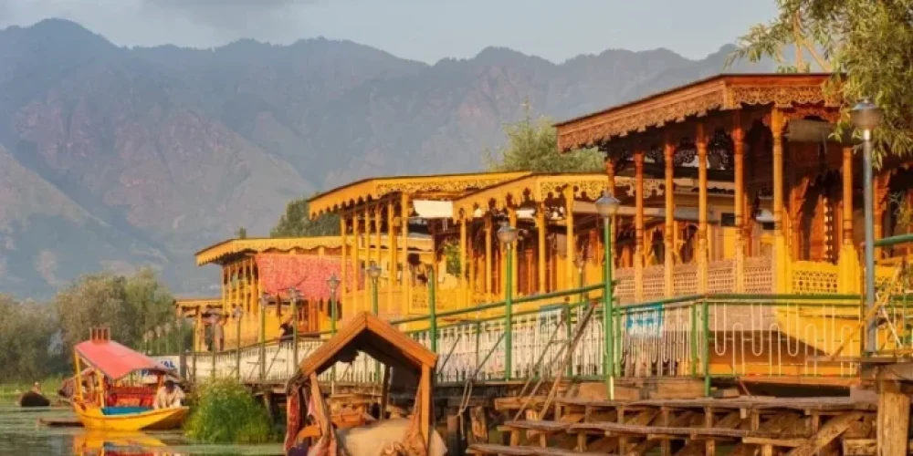 Houseboats stands on Dal lake - History of houseboats in srinagar