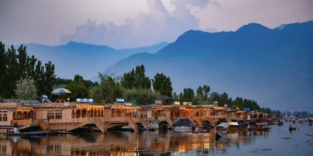 how are houseboats of kerala and kashmir different