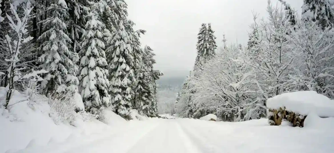 Snow in kashmir in the month of April