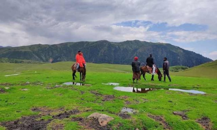 A man enjoying horse riding in Sonmarg - Kashmir cab service